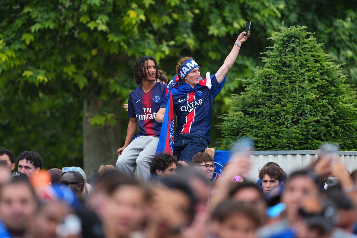 Nebunie și la Paris! Jucătorii lui PSG au sărbătorit în stradă triumful din Liga Campionilor