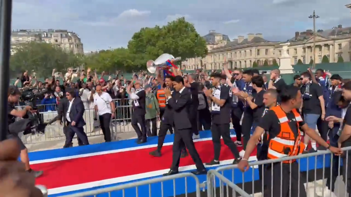 Nebunie și la Paris! Jucătorii lui PSG au sărbătorit în stradă triumful din Liga Campionilor