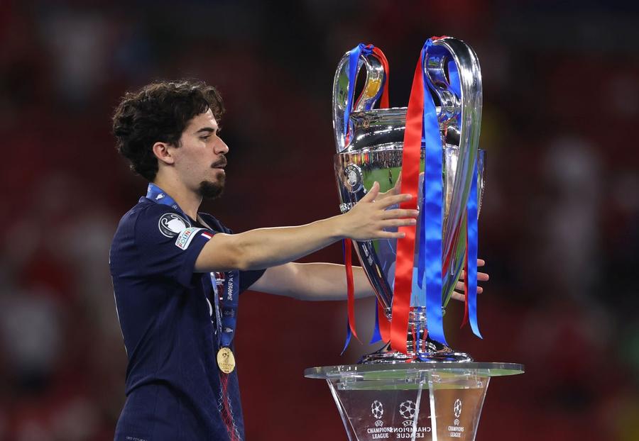 Vitinha și al doilea trofeu cu urechi mari din palmaresul său / Foto: GettyImages Vitinha e noul Xavi! Recordul fantastic stabilit de omul finalei » „Ea este motivul pentru care joc la acest nivel!”