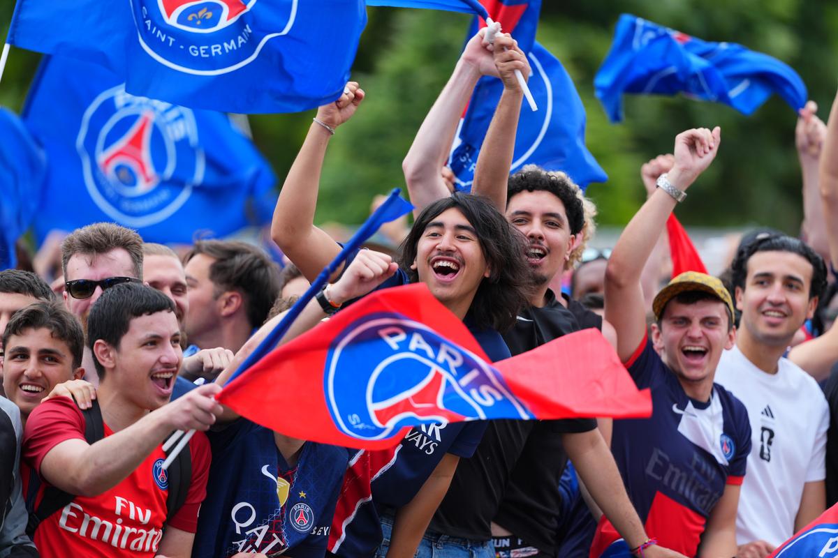 Nebunie și la Paris! Jucătorii lui PSG au sărbătorit în stradă triumful din Liga Campionilor