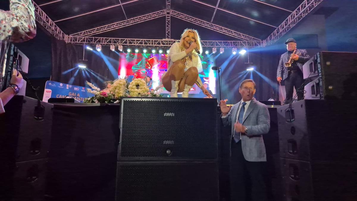Momente fabuloase pe scenă: Loredana a căzut în genunchi în fața Nadiei, după un duet antologic la Onești