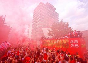 S-a lăsat cu sânge la petrecerea lui Arsenal: oameni înjunghiați și arestări
