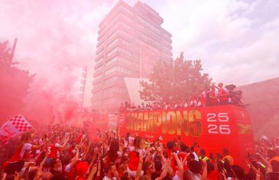 S-a lăsat cu sânge la petrecerea lui Arsenal: oameni înjunghiați și arestări