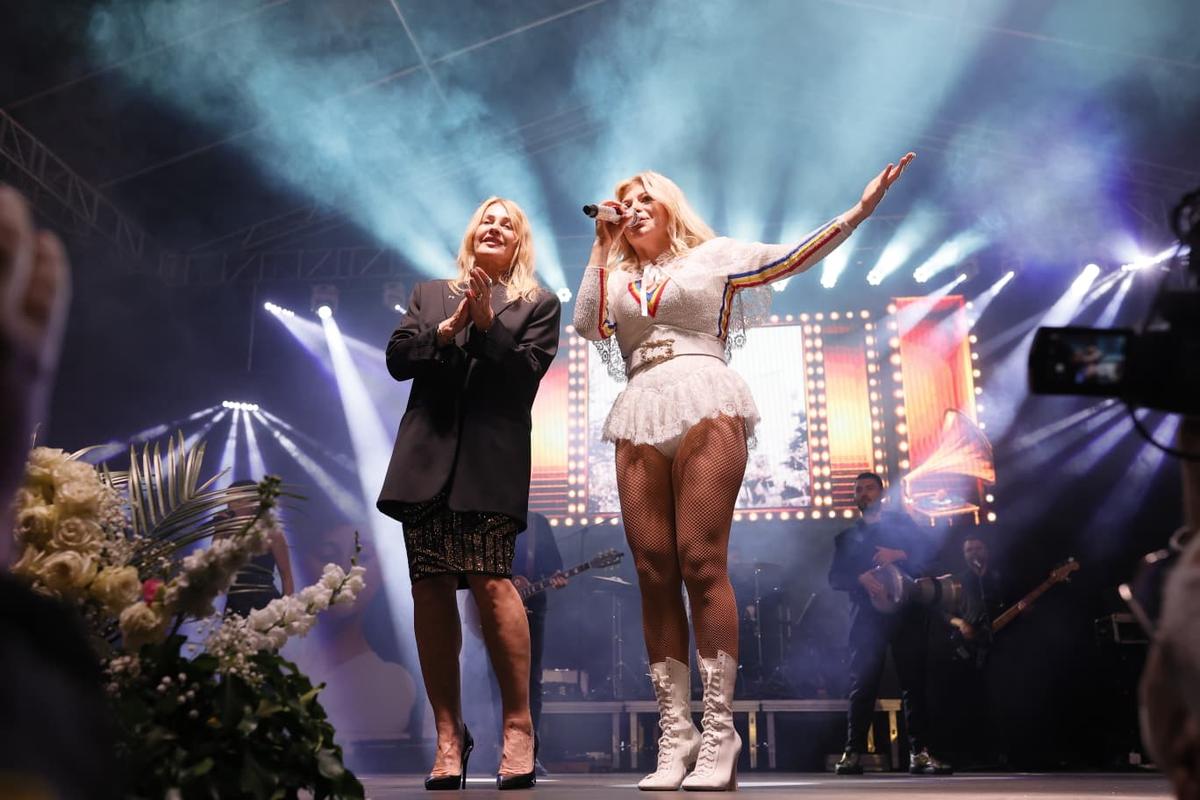 Momente fabuloase pe scenă: Loredana a căzut în genunchi în fața Nadiei, după un duet antologic la Onești
