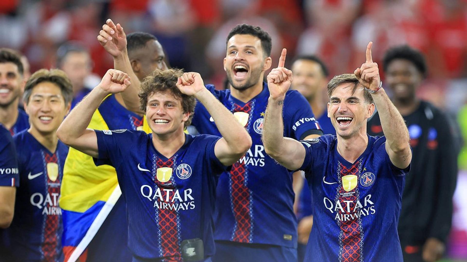 João Neves în tricoul PSG, vorbind la microfon după finala Ligii Campionilor câștigate de PSG, în declarații despre sezon și echipă | sursa foto: Gazeta Sporturilor