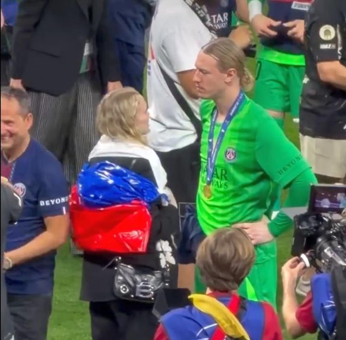 Soția lui Safonov, cu steagul Rusiei la finala Champions League 2026