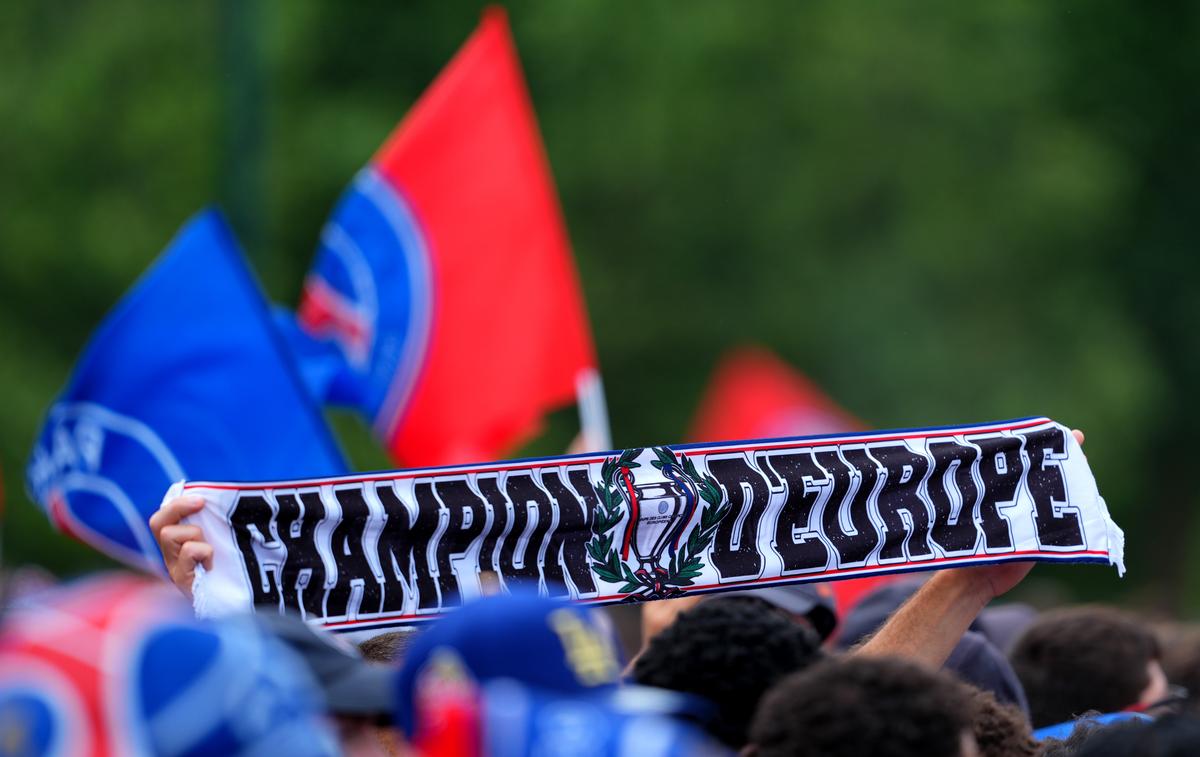 Nebunie și la Paris! Jucătorii lui PSG au sărbătorit în stradă triumful din Liga Campionilor