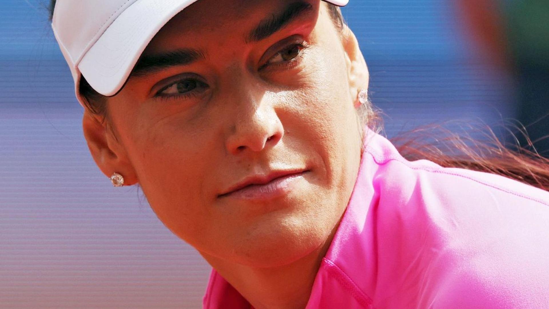 Sorana Cîrstea în timpul unui meci la Roland Garros, pregătindu-se pentru sferturile de finală, cu racheta în mână și terenul în fundal | sursa foto: Gazeta Sporturilor