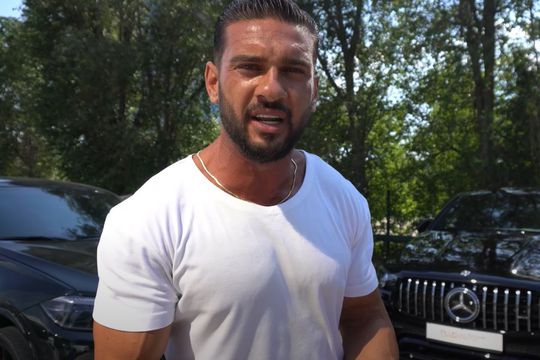 Dorian Popa, 31 de ani, cântăreț, youtuber și actor, devenit celebru după rolul din Lala Band, a decis să renunțe la mașina sa, un BMW X6, și să își cumpere un superbolid de peste 100.000 de euro.