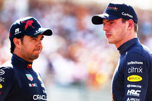 Sergio Perez (în stânga) și Max Verstappen, piloții Red Bull Racing // foto: Guliver/gettyimages