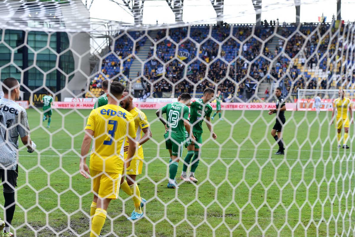 Cosmin Matei, încurcat de gazonul de la Ploiești » Ce s-a întâmplat la penalty-ul din Petrolul - Sepsi