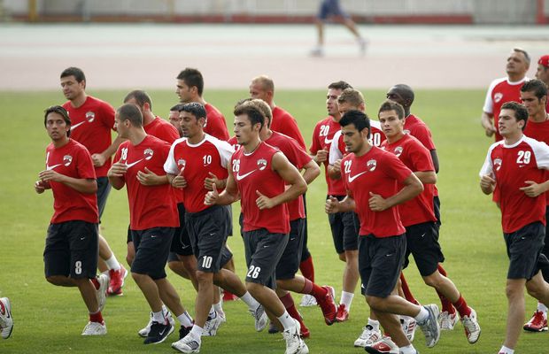 Fostul fotbalist al lui Dinamo dezvăluie că era să moară de la o operație de ligamente: „Doctorul m-a întrebat în lacrimi «Tu cum mai trăiești?»” + Ce i-au găsit spaniolii în picior