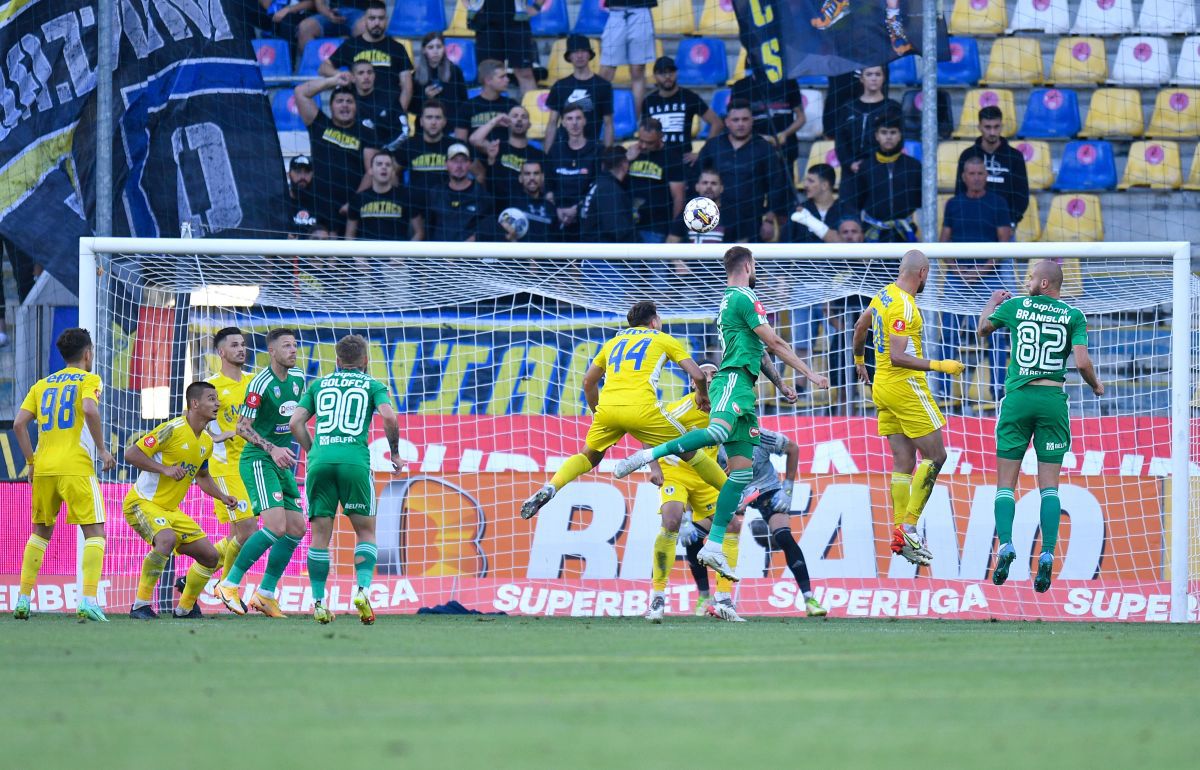 Cosmin Matei, încurcat de gazonul de la Ploiești » Ce s-a întâmplat la penalty-ul din Petrolul - Sepsi