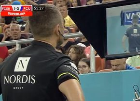 Moment jenant în FCSB - FCU Craiova » Ce vedea arbitrul pe monitorul VAR: „Hai, că ne apucă două dimineața”