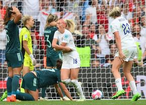 A marcat golul decisiv în finala Europeanului feminin și a sărbătorit în stil mare! Și-a dat jos tricoul și a făcut turul arenei Wembley