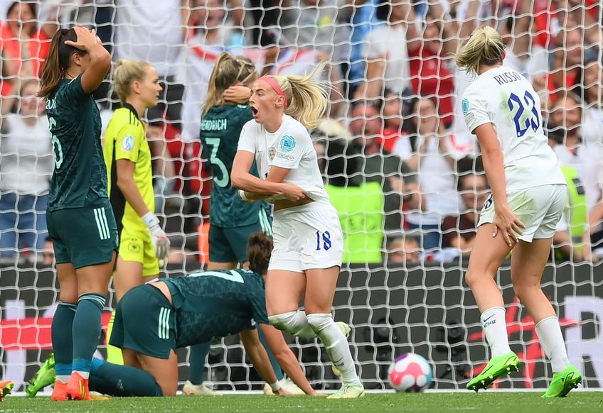 Chloe Kelly (24 de ani) a marcat golul decisiv al finalei Campionatului European de fotbal feminin, câștigată de Anglia în fața Germaniei, scor 2-1, și a declanșat sărbătoarea chiar pe gazon.