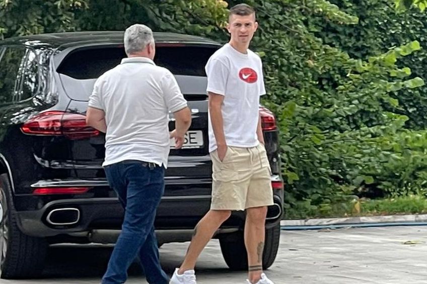 Florin Tănase a venit azi la „Palatul” lui Gigi Becali din Aleea Alexandru. Cei doi n-au discutat despre o posibilă revenire a mijlocașului la FCSB, fostul căpitan al roș-albaștrilor ar avea deja un acord cu Adana Demirspor.