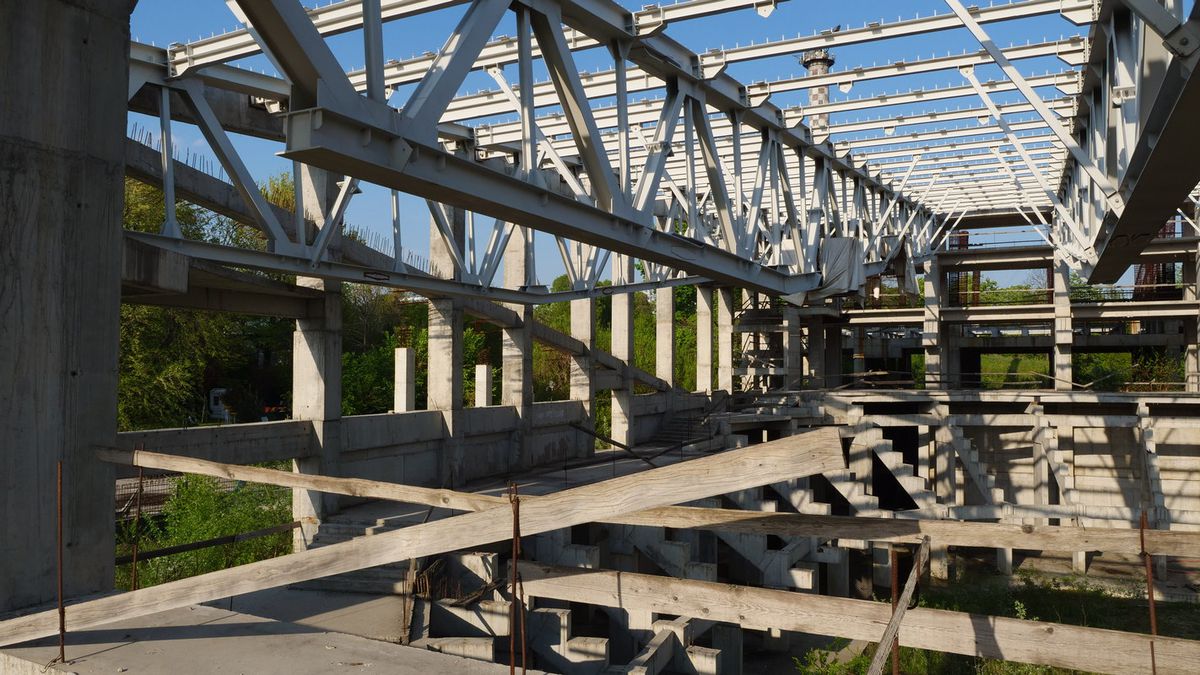 Natura a pus stăpânire pe „Flamaropol” » De 10 ani, patinoarul rămâne o enigmă pentru primarii din București