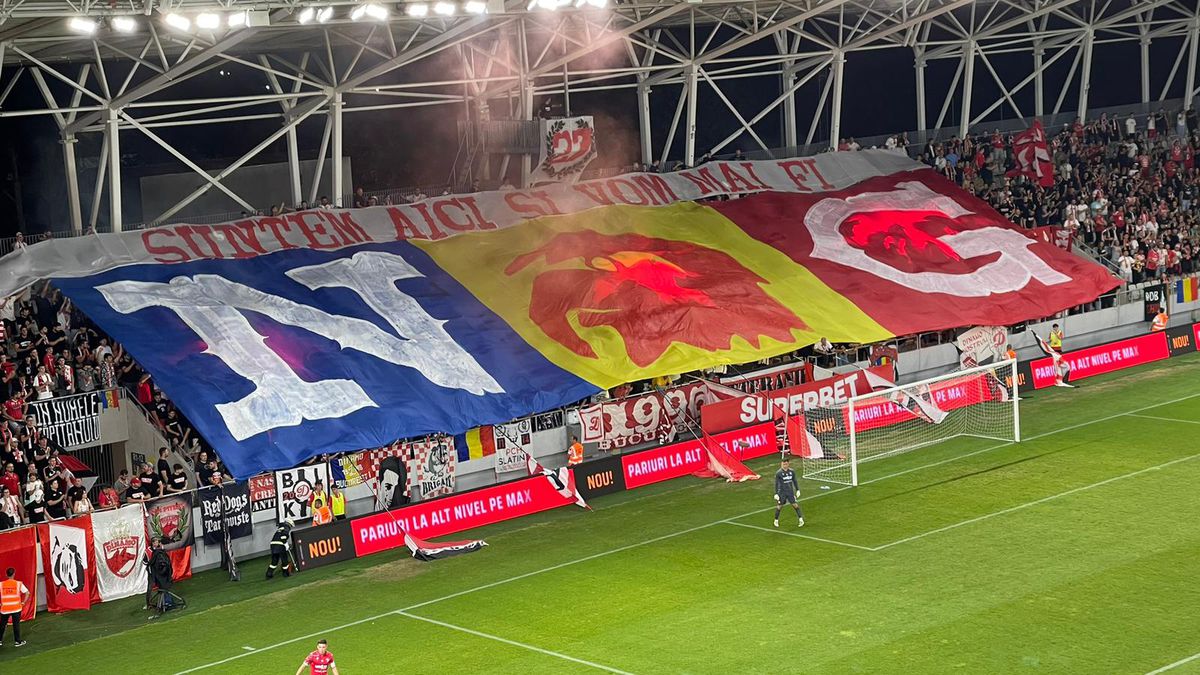 „Suntem aici și vom mai fi” » Scenografie spectaculoasă în Dinamo - Sepsi