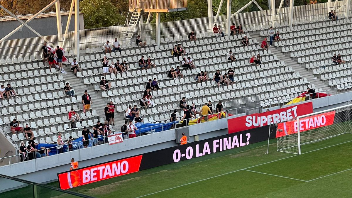 „Suntem aici și vom mai fi” » Scenografie spectaculoasă în Dinamo - Sepsi