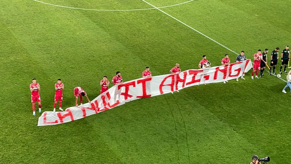 „Suntem aici și vom mai fi” » Scenografie spectaculoasă în Dinamo - Sepsi