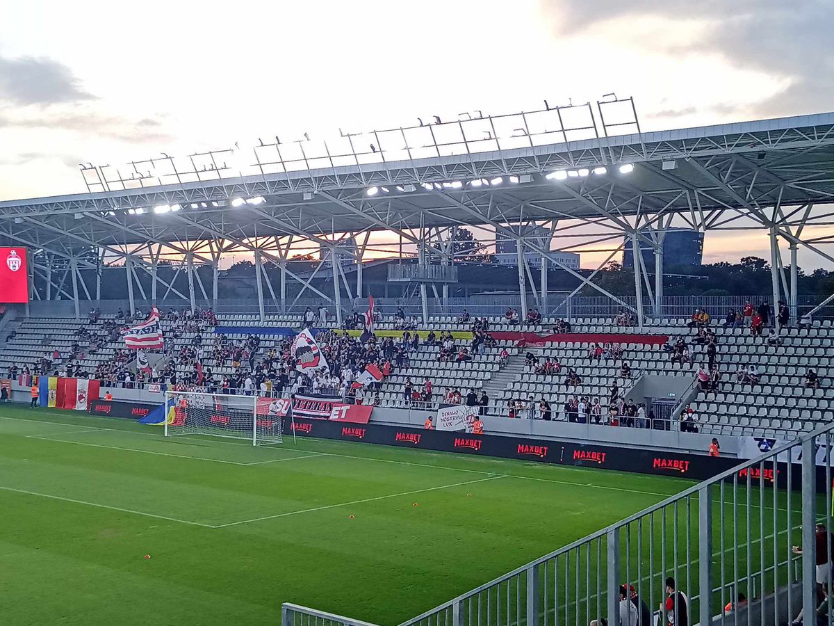 „Suntem aici și vom mai fi” » Scenografie spectaculoasă în Dinamo - Sepsi