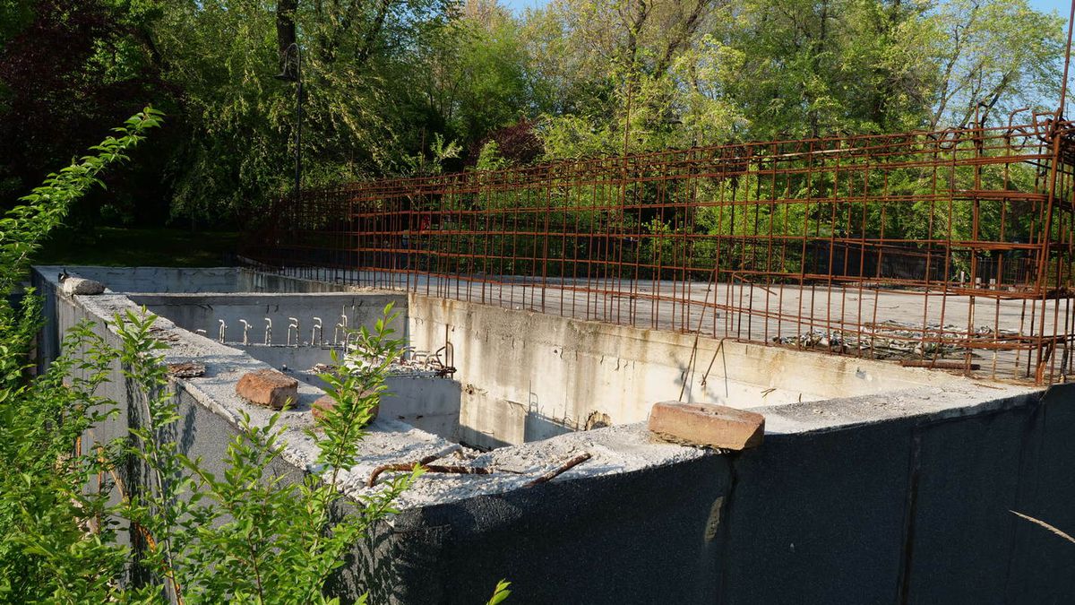 Natura a pus stăpânire pe „Flamaropol” » De 10 ani, patinoarul rămâne o enigmă pentru primarii din București