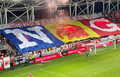 „Suntem aici și vom mai fi” » Scenografie spectaculoasă în Dinamo - Sepsi