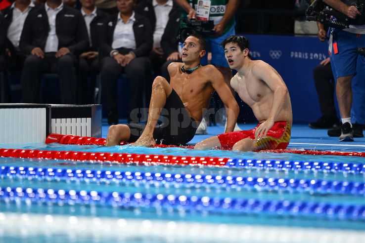 David Popovici și Pan Zhanle, care tocmai spulberase recordul mondial, privesc rezultatele cursei de 100 m liber / FOTO: Raed Krishan (GSP.ro)