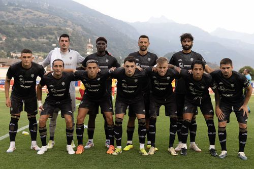 Răzvan Marin (primul din dreapta, pe rândul de jos) a fost titular chiar de la primul meci după revenirea la Cagliari / Foto: X  Cagliari Calcio