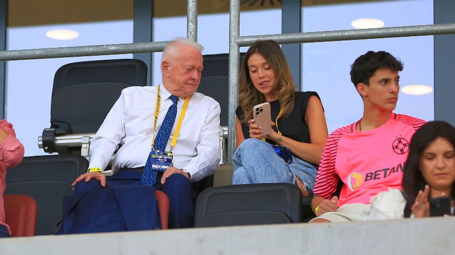 Viorel Hrebenciu și Teodora Stoica. FOTO: Ionuț Iordache (GSP.RO) 10 detalii observate de pe stadion la Maccabi Tel Aviv - FCSB » La un pas de bătaie după fluierul de final: „Ai văzut ce-a făcut?! Ai văzut?!”