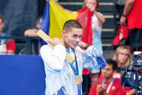 David Popovici, cu medalia și cutia primite după aurul de la 200 de metri liber // foto: Raed Krishan (GSP)