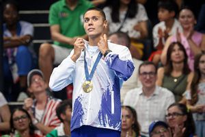 David Popovici se implică din nou într-o strângere de fonduri pentru copii » Campionul olimpic își donează echipamentul pe care l-a purtat atunci când a primit medalia de aur la JO de la Paris