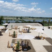 Cum arată casele din complexul unde locuiește David Popovici. Foto: Liziera de lac