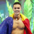 David Popovici cu steagul României, la finala de 100 de metri liber, foto: Guliver/gettyimages