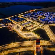 Cum arată casele din complexul unde locuiește David Popovici. Foto: Liziera de lac