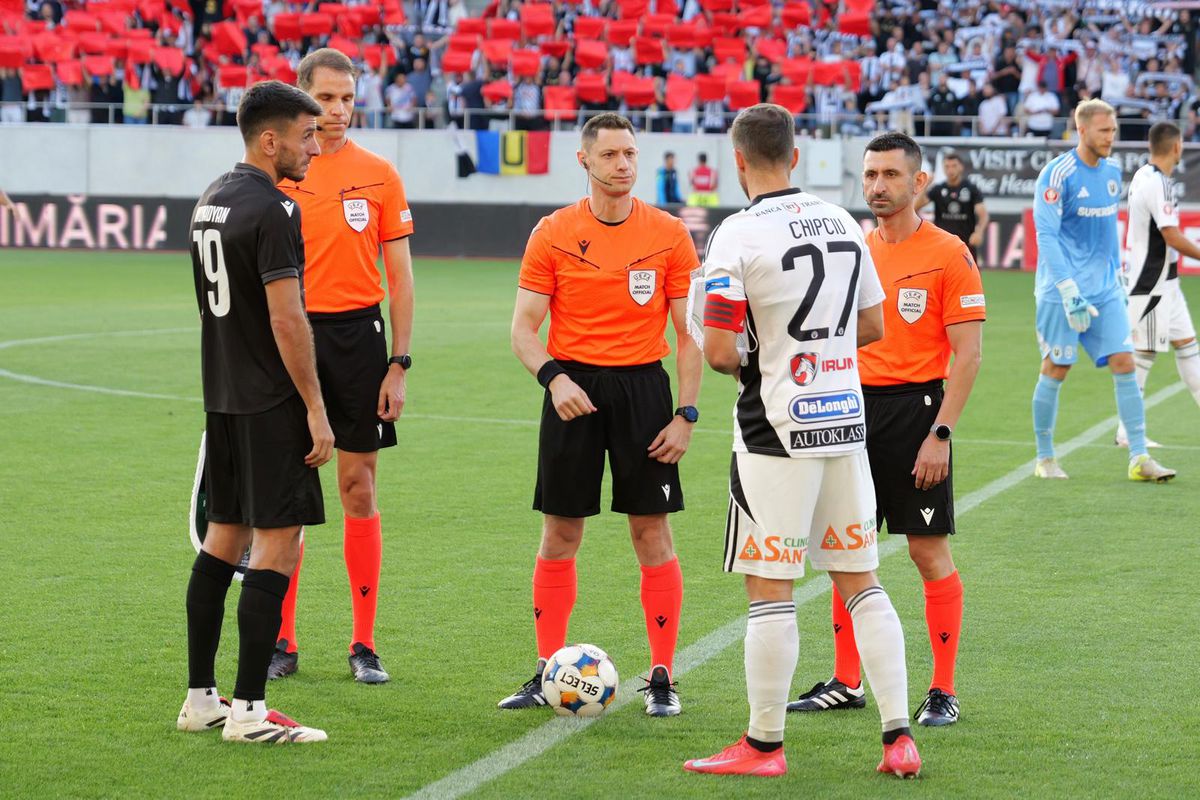 U Cluj - Ararat-Armenia, imagini din startul partidei // Scenografie specială + Emil Boc, în tribune // foto: Andrei Furnigă (GSP)