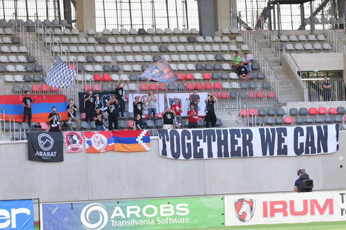 U Cluj - Ararat-Armenia, imagini din startul partidei // Scenografie specială + Emil Boc, în tribune // foto: Andrei Furnigă (GSP)