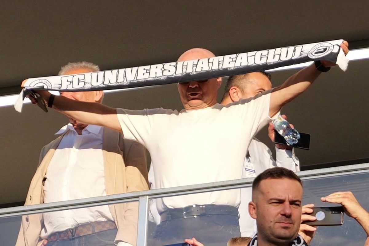 U Cluj - Ararat-Armenia, imagini din startul partidei // Scenografie specială + Emil Boc, în tribune // foto: Andrei Furnigă (GSP)