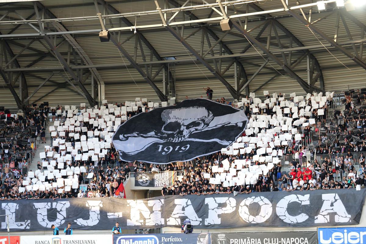 U Cluj - Ararat-Armenia, imagini din startul partidei // Scenografie specială + Emil Boc, în tribune // foto: Andrei Furnigă (GSP)