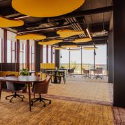 Cum arată casele din complexul unde locuiește David Popovici. Foto: Liziera de lac