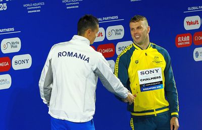 David Popovici a dezvăluit ce i-a zis australianul Kyle Chalmers înainte să urce pe podium: „Cam asta e atitudinea între noi”