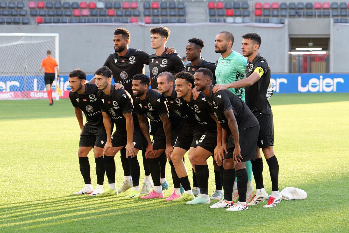 U Cluj - Ararat-Armenia, imagini din startul partidei // Scenografie specială + Emil Boc, în tribune // foto: Andrei Furnigă (GSP)