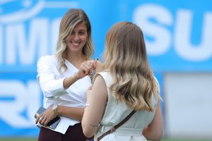 Imagini surprinse înainte de Craiova - FK Sarajevo: cum și-a mascat Cârțu operația + ce le-a uimit pe reprezentantele lui FK Sarajevo