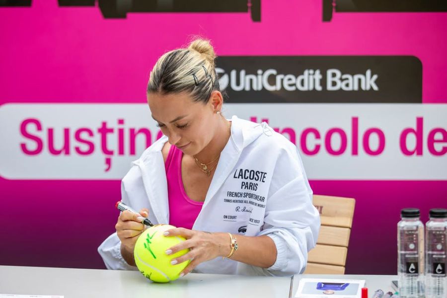 Ana Bogdan semnând autografe la Iași Foto: Cristina Huțu/UniCredit Iași Open Ana Bogdan, pauză indefinită, accidentată la genunchi și gleznă: „Îmi voi lua timp să mă recuperez, dar îl voi folosi și pentru mine”