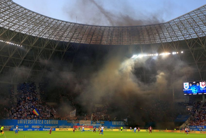 VIDEO+FOTO Probleme în Bănie » Start amânat + Pe olteni îi paște amenda, arbitrul a fost nevoit să oprească jocul