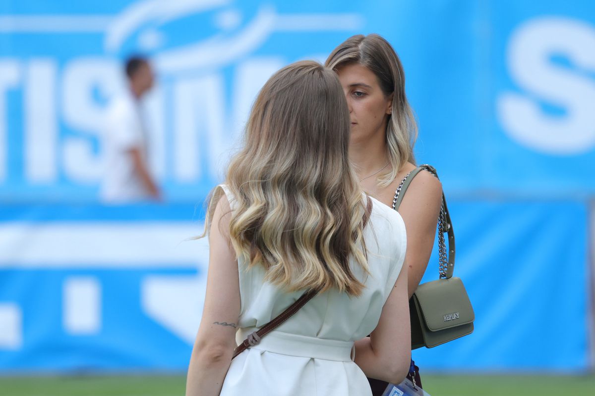 Imagini surprinse înainte de Craiova - FK Sarajevo: cum și-a mascat Cârțu operația + ce le-a uimit pe reprezentantele lui FK Sarajevo