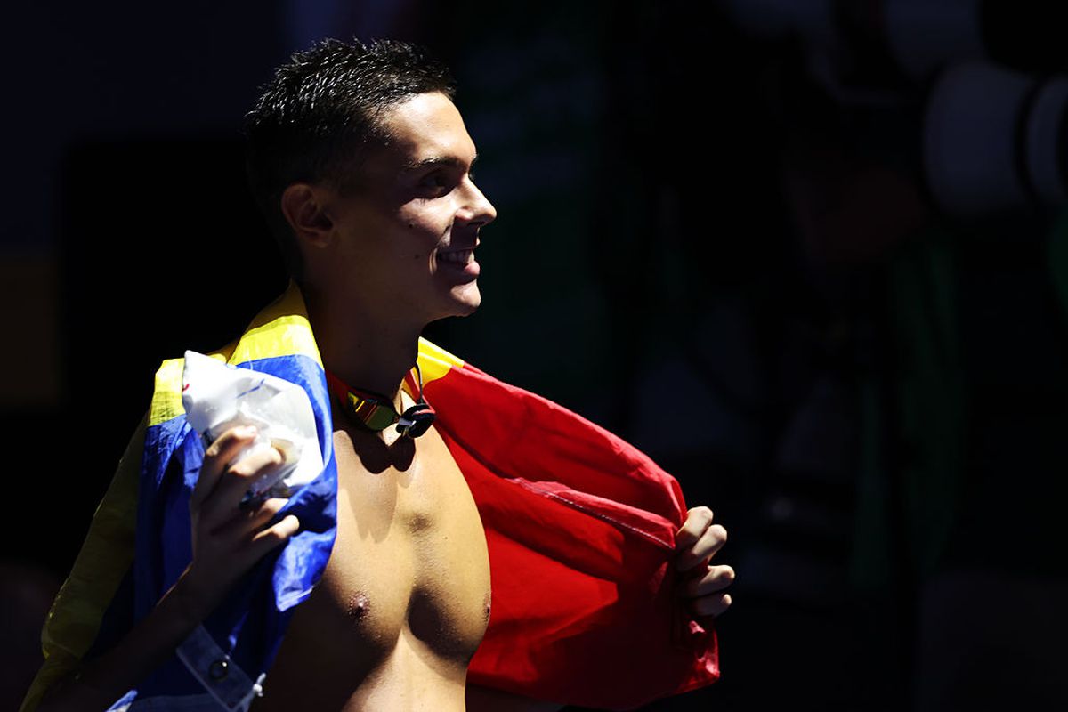 David Popovici a dezvăluit ce i-a zis australianul Kyle Chalmers înainte să urce pe podium: „Cam asta e atitudinea între noi”