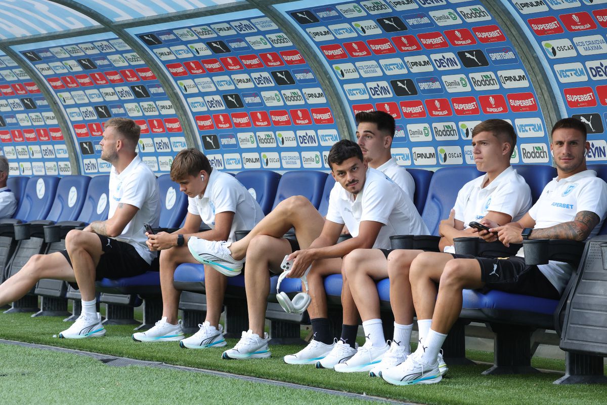 Imagini surprinse înainte de Craiova - FK Sarajevo: cum și-a mascat Cârțu operația + ce le-a uimit pe reprezentantele lui FK Sarajevo