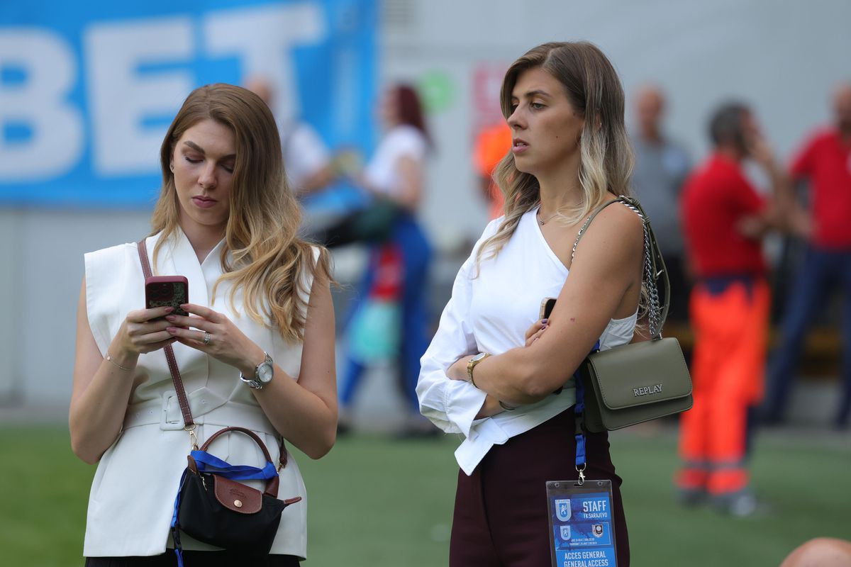 Imagini surprinse înainte de Craiova - FK Sarajevo: cum și-a mascat Cârțu operația + ce le-a uimit pe reprezentantele lui FK Sarajevo